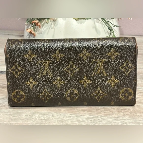 Louis Vuitton Monogram Sarah Wallet - Picture 3 of 12
